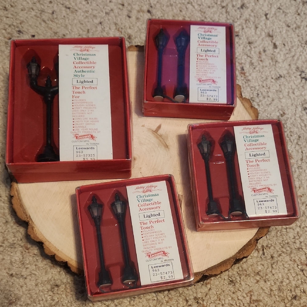 Vintage Leewards Christmas Village Collectible Miniatures Lot 4 Lighted